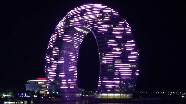 Here you can see an image of the Sheraton Huzhou Hot Spring Resort by night.