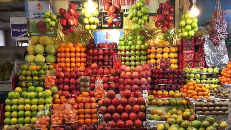 Here you can see an image of a fruit stall in India.