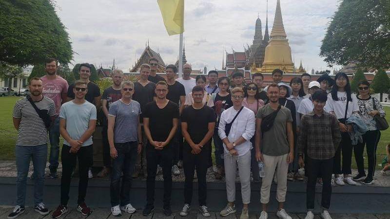 Hier sieht man die Kursteilnehmer vor dem Königspalast in Bangkok.