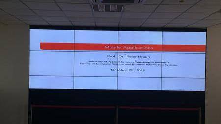 Here you can see an image of a monitor wall with Professor Dr. Braun's presentation.