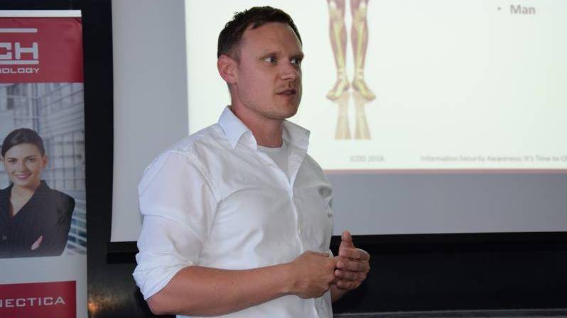Here you can see an image of Andreas Schütz during his presentation.