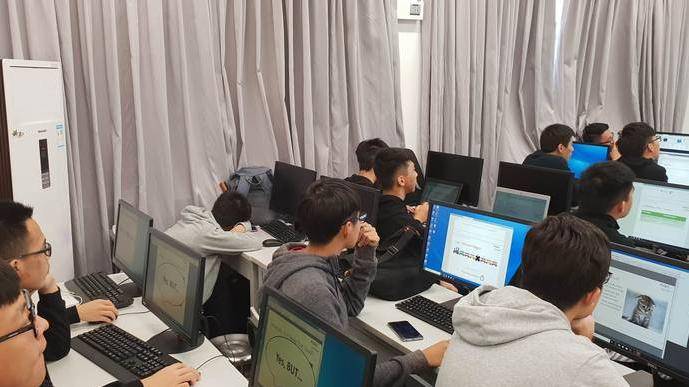 Here you can see an image of Chinese students in a course.