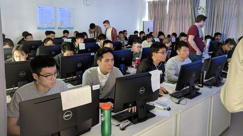 Here you can see an image of German course participants supporting Chinese participants.