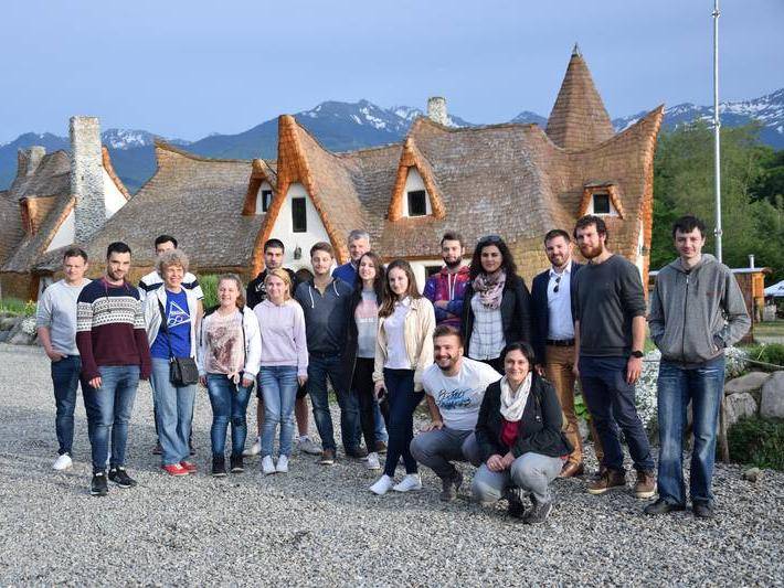 Here you can see an image of the field trip participants in front of an historical Romanian house.