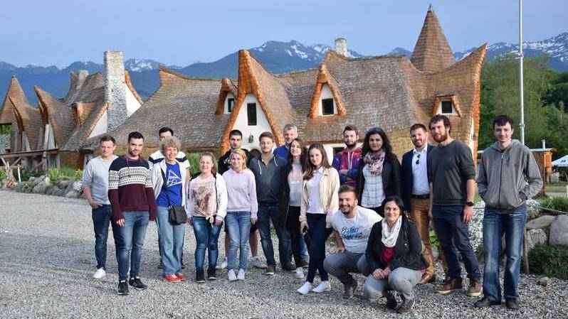 Here you see an image of field trip participants in front of a historic Romanian house.