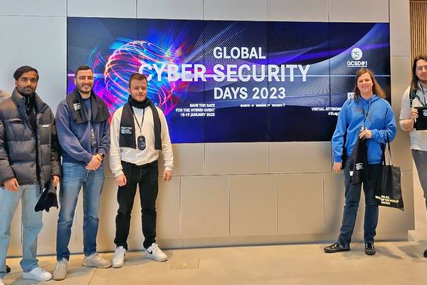 Ein studentisches Team der THWS nutzte gemeinsam mit Prof. Dr. Sebastian Biedermann (li) die Möglichkeit, sich während des Daimler Truck Cyber Security Days über Sicherheitsmaßnahmen zu informieren. (Foto E. Baumann)