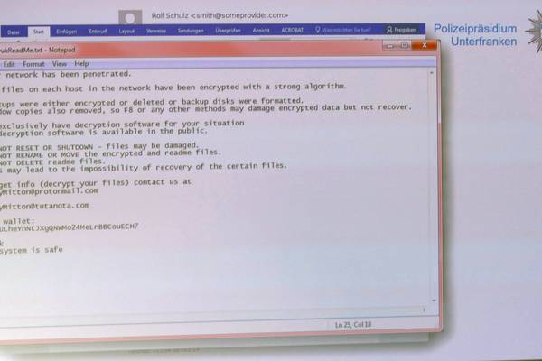 Der Albtraum: ein Cyberangriff per Mail. Oliver Weidel zeigte dieses fiktive Beispiel in seinem Vortrag. (Foto FHWS / Katja Bolza-Schünemann)