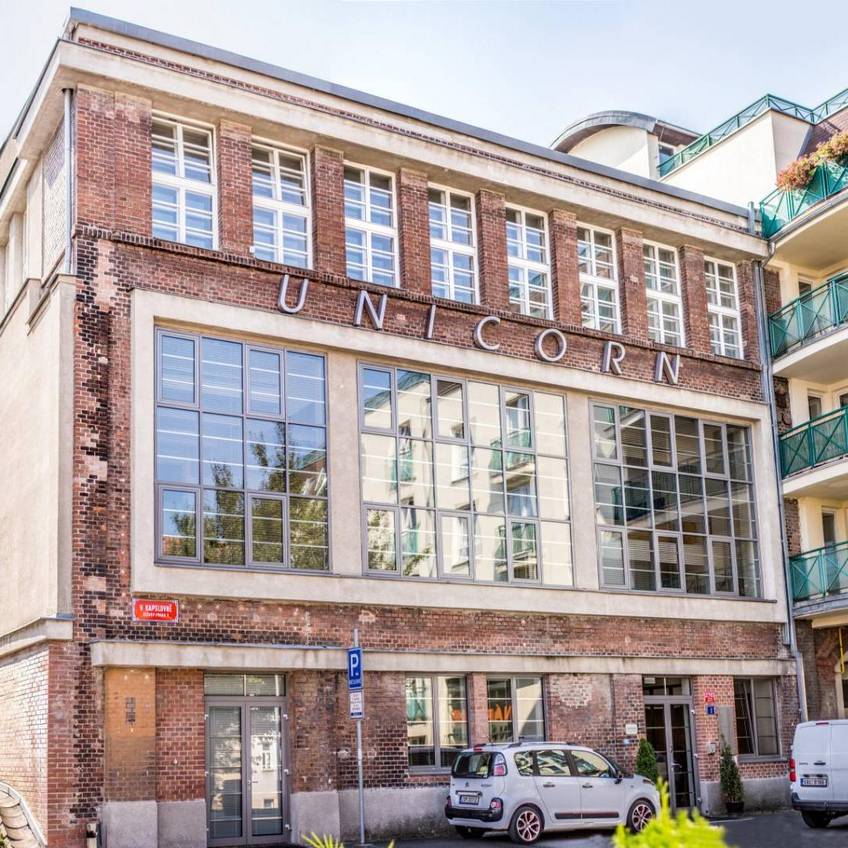 Hier ist ein Bilder der Unicorn University zu sehen.