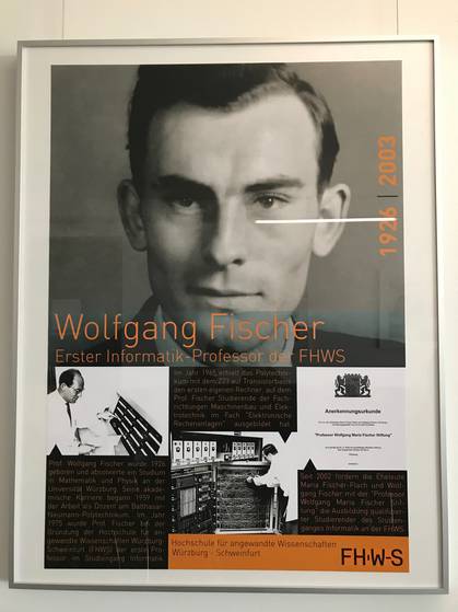Poster zu Prof. Wolfgang Fischer, das im Institutsgebäude in der Reihe "Größen der Informatik" hängt.