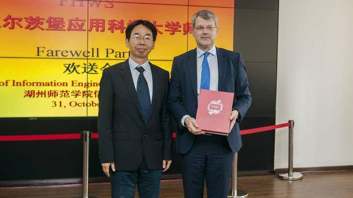 Hier sieht man ein Bild von Prof. Dr. Braun mit einem chinesischen Kollegen.