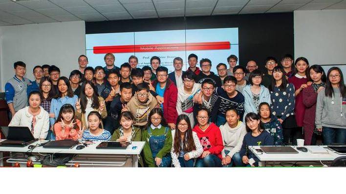 Hier sieht man ein Bild der Teilnehmer am Kurs "Mobile Applications" in Huzhou.