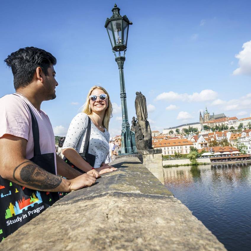 Auf dem Bild ist die Stadt Prag zu sehen.
