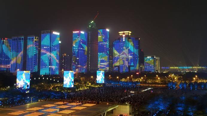 Hier sieht man das Zentrum von Shenzhen bei Nacht.