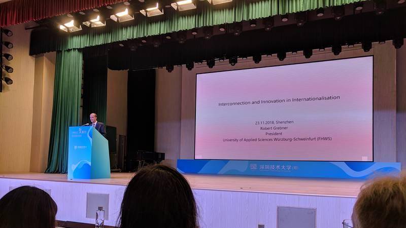 Hier sieht man ein Bild von Präsident Prof. Dr. Grebner bei einem Vortrag in Shenzhen.