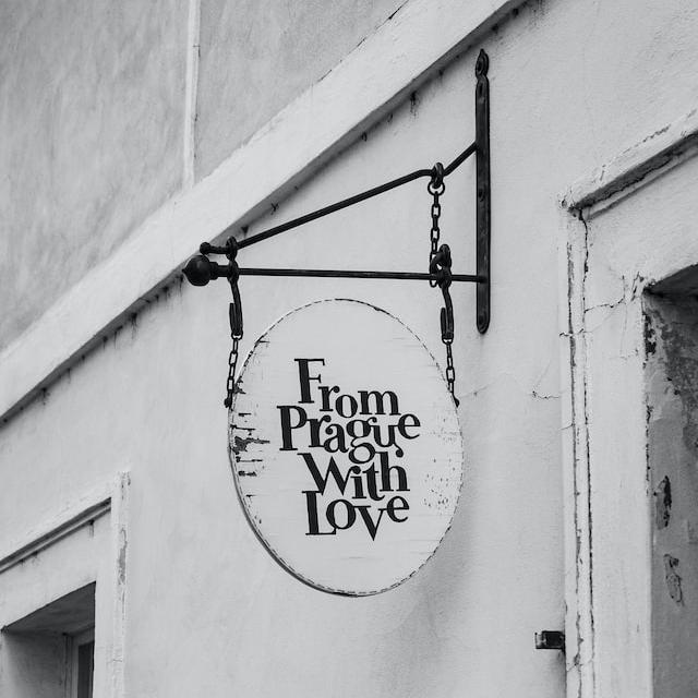 Hier ist ein Schild mit der Aufschrift "From Prague with Love".