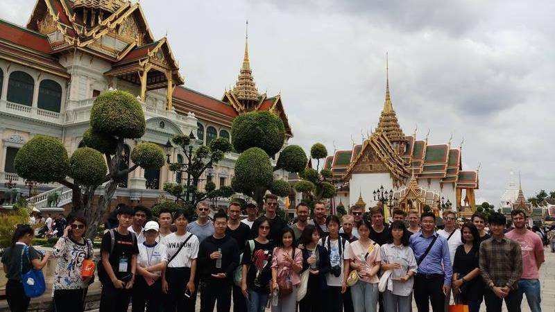 Hier sieht man ein Bilder der Exkursionsteilnehmer vor dem Königspalast in Bangkok.