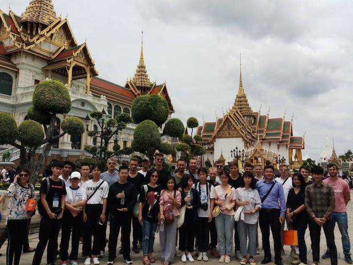 Hier sieht man ein Bilder der Exkursionsteilnehmer vor dem Königspalast in Bangkok.