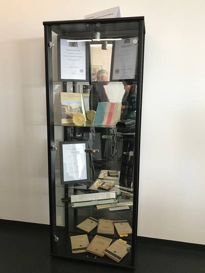 Die Vitrine mit Gegenständen aus dem Besitz von Prof. Wolfgang Fischer