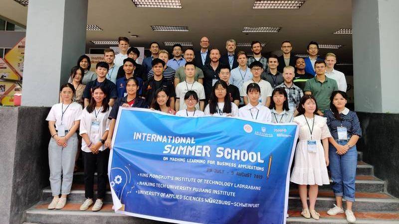 Hier sieht man die Teilnehmer der International Summer School beim Gruppenfoto.