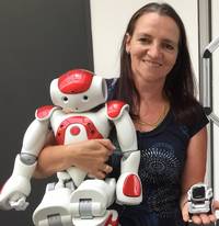 Prof. Dr. Isabel John hält einen NAO-Roboter