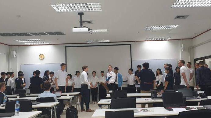 Hier sieht man ein Bild von Studierenden im Seminarraum.
