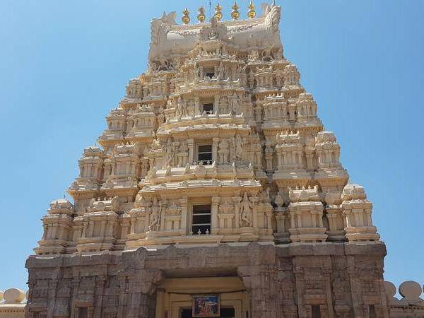 Hier ist ein Bild eines Tempels in Indien zu sehen.