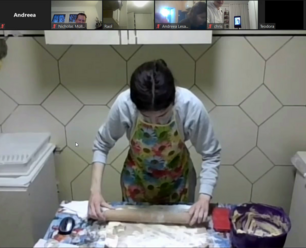 Das Bild zeigt eine Studierende während der Kochsession beim Ausrollen eines Kuchenteigs