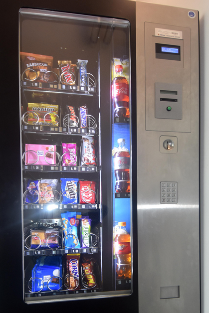 Der Automat für Snacks und Kaltgetränke im Instituts-Gebäude Raum I.3.29.