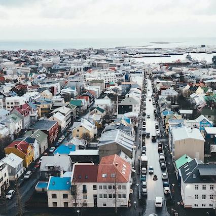 Hier ist ein Bild von Reykjavik zu sehen.