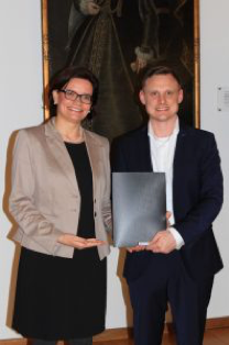 Andreas Schütz erhält eine Auszeichnung der Hans-Wilhelm Renkhoff-Stiftung für seine Masterarbeit