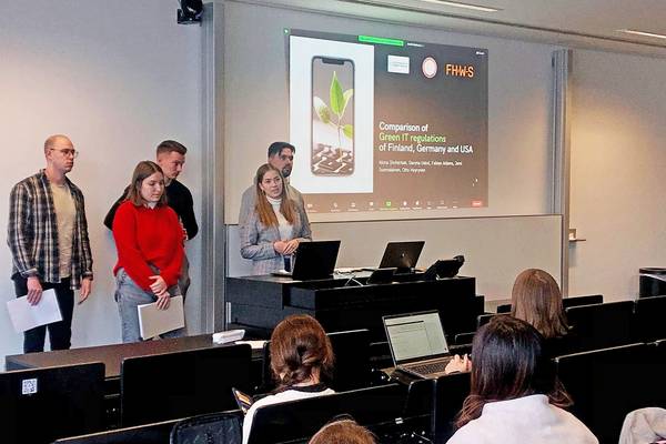 Internationale Studierende präsentierten die Ergebnisse ihrer Projektarbeit zum Thema „Vergleich von Green IT Regularien“ dreier Länder. (Foto THWS / F. Königer)