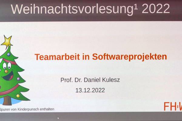 Prof. Dr. Daniel Kulesz lud die „geschlossene Gesellschaft“ der Fakultät Informatik und Wirtschaftsinformatik zur Weihnachtsvorlesung mit dem Thema „Teamarbeit in Softwareprojekten“ ein. (Screenshot FHWS / Katja Bolza-Schünemann)