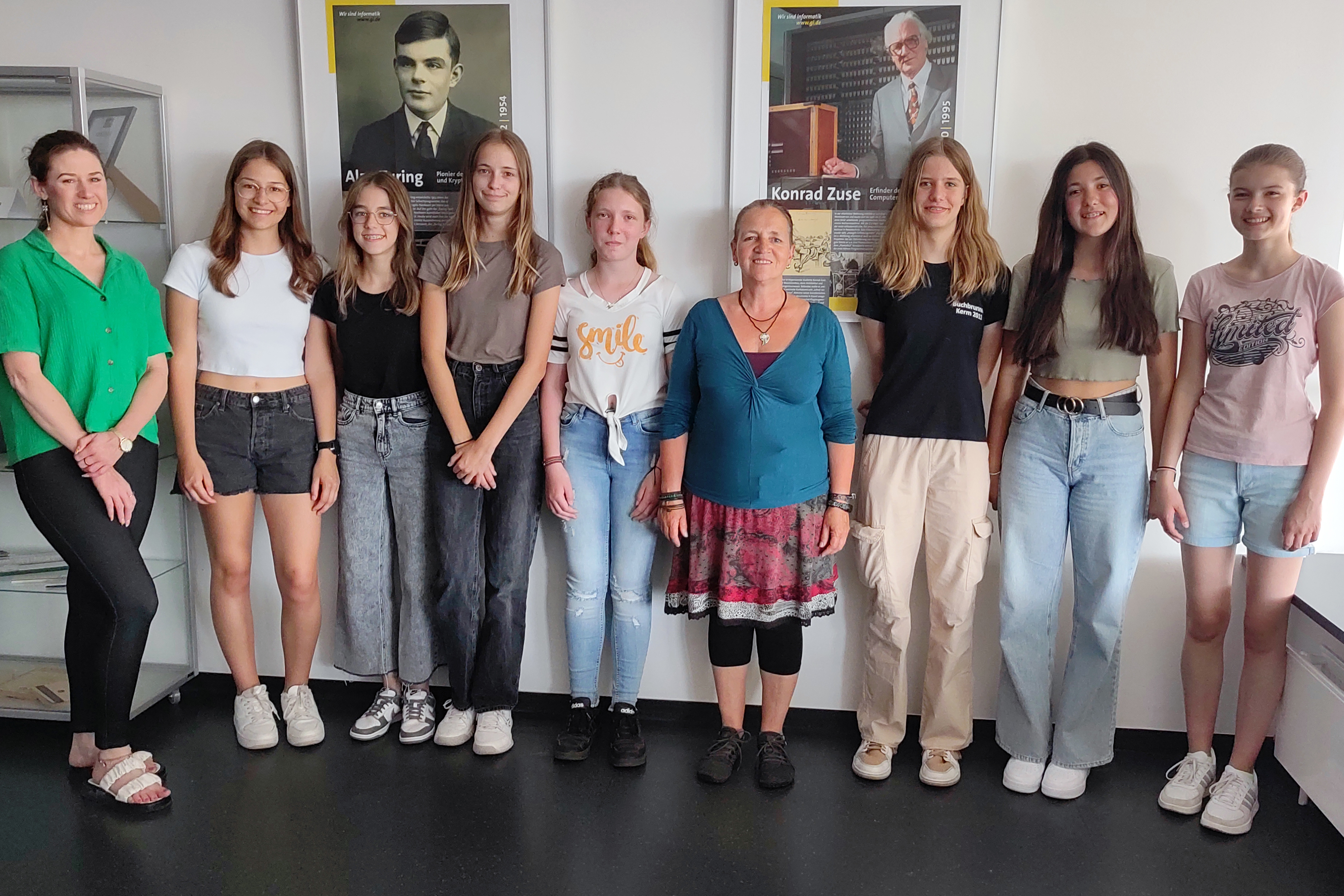 Die Schülerinnen der Realschule Dettelbach mit ihrer Betreuerin Anna Rosenstock (li.) von der Girls’ Day Akademie zusammen mit der Frauenbeauftragten der Fakultät Informatik und Wirtschaftsinformatik der THWS, Prof. Dr. Isabel John (4. v. r.)